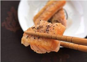 油滋滋的鮭魚肚挑戰低碳生酮飲食